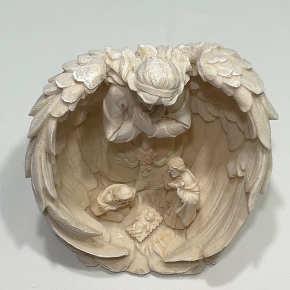 Angel Enveloping The Nativity Baby Jesus, Mary and Joseph Large Resin Figurine - Picture 3 of 10